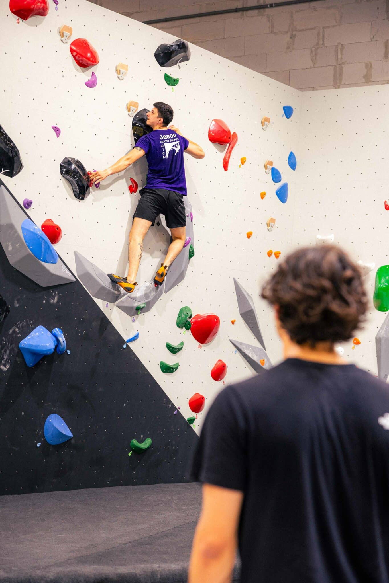 Groupe pratiquant l’escalade de bloc en salle – Vertical’Art Lens‑Liévin